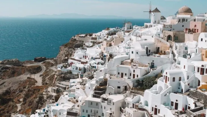 Best Santorini Nightlife: Top Beach Clubs, Rooftop Bar, and Live Performance Spots