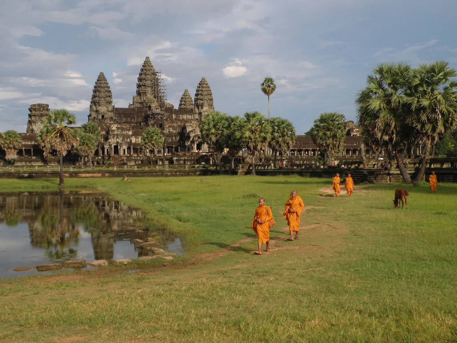 siem reap angkor wat cambodia buddhist monks