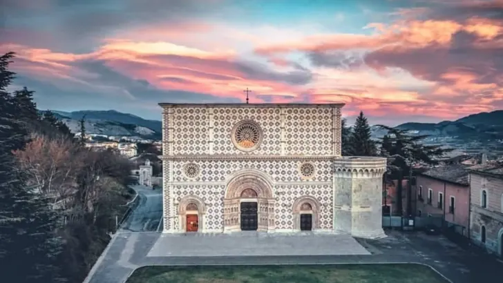 Basilica di Santa Maria di Collemaggio white building and red clouds