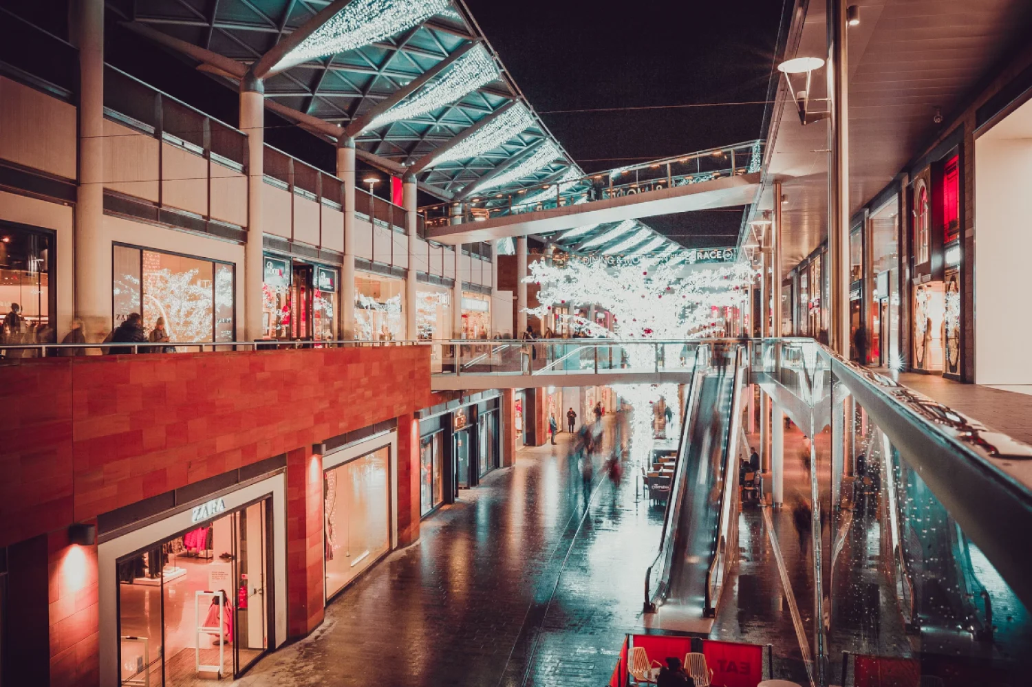 Center Mall suzhou chine peoples walking in the building