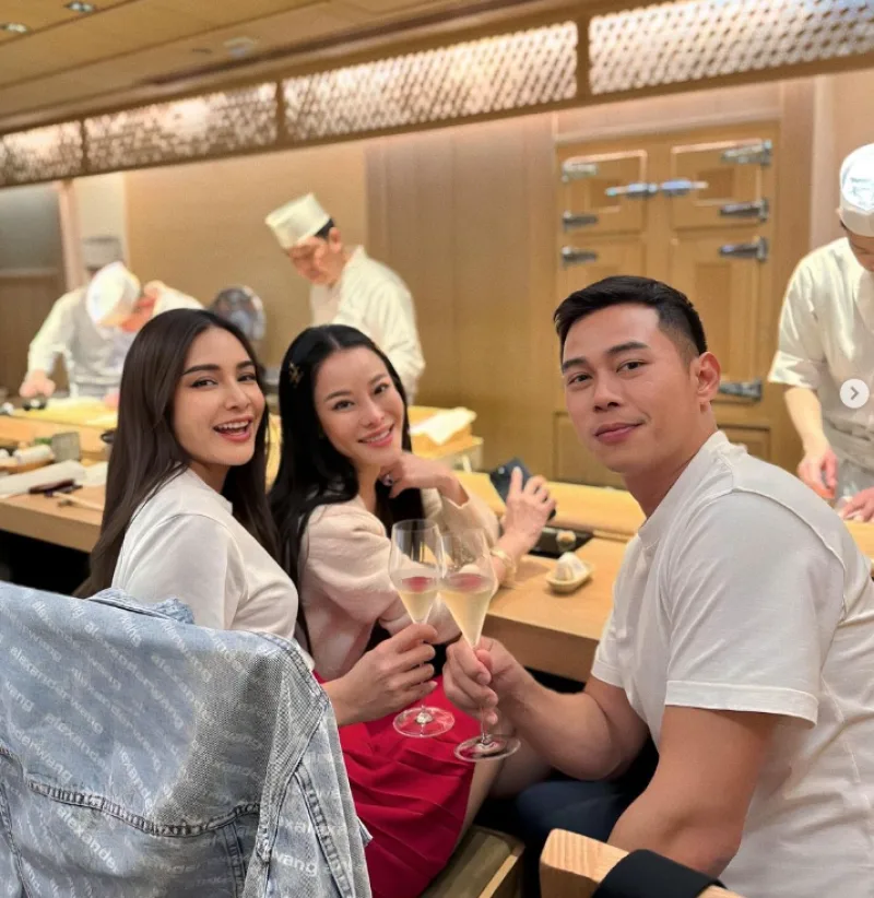 Sushi Shikon Hong Kong 2 girls and a boy serving sushi