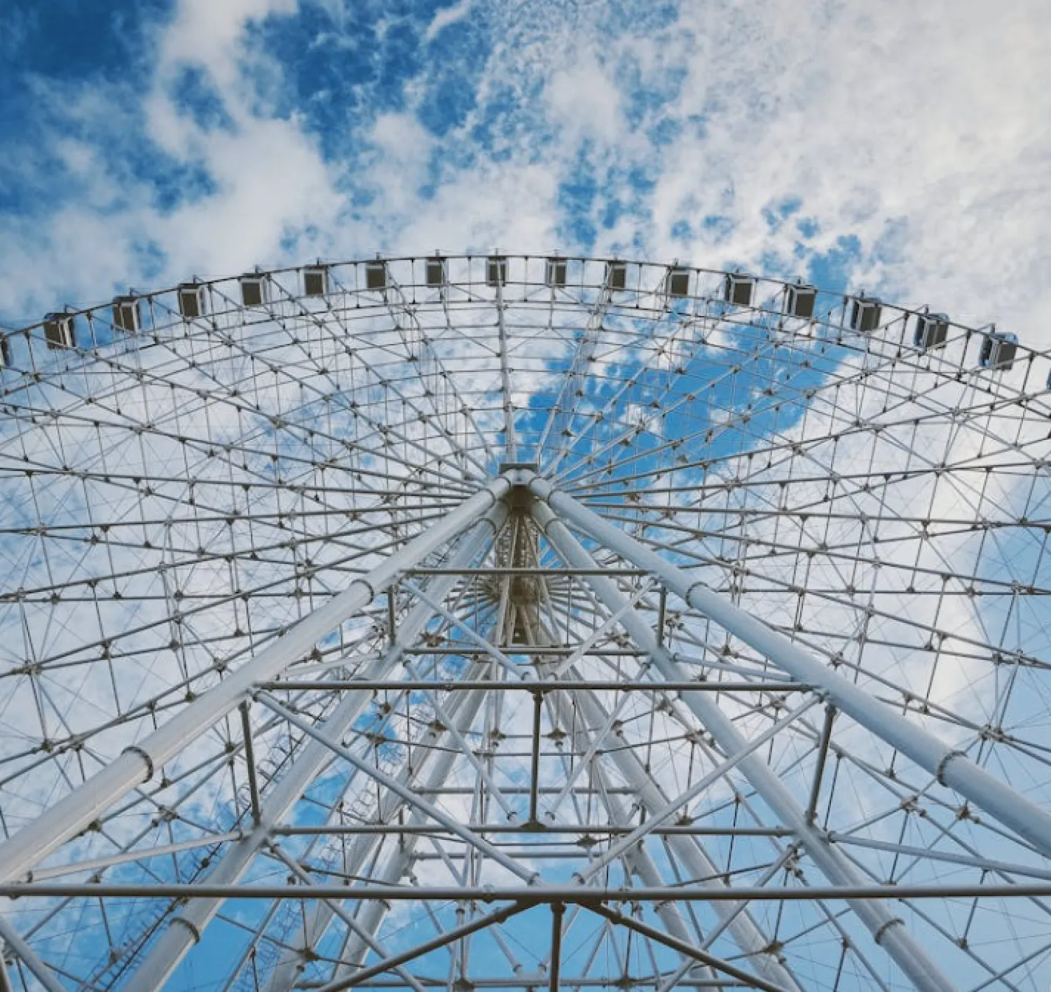 Suzhou Zhongnan Center Ferris Wheel blue sky and white clouds