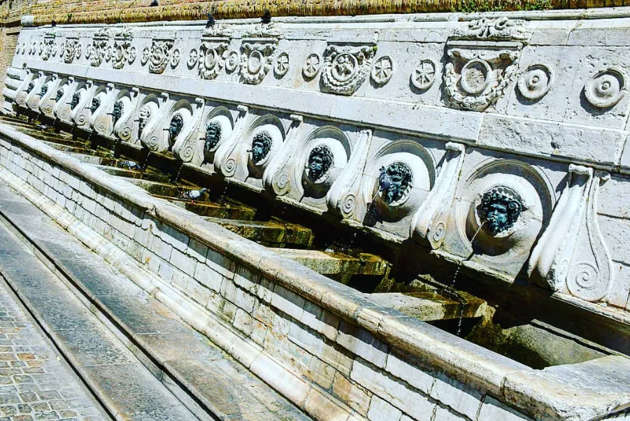Fontana delle 13 Cannelle